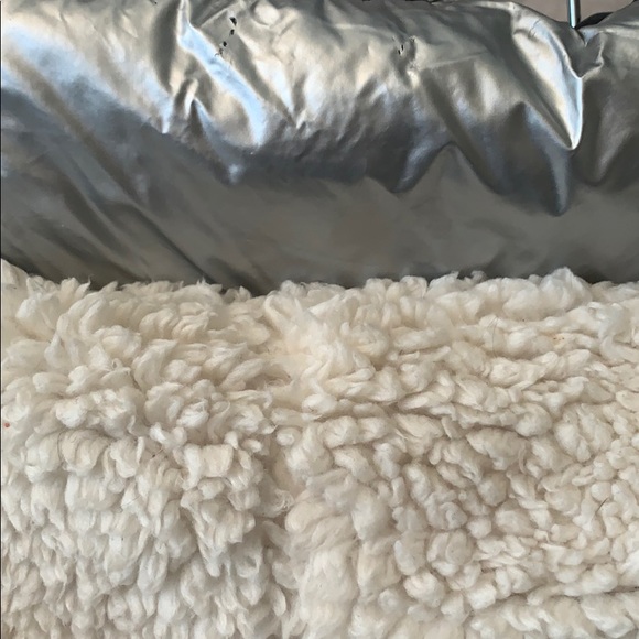 American Eagle silver puffer with soft plush hood - Picture 11 of 11